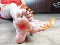 Lora Long Nails Onlyfans pictures 2