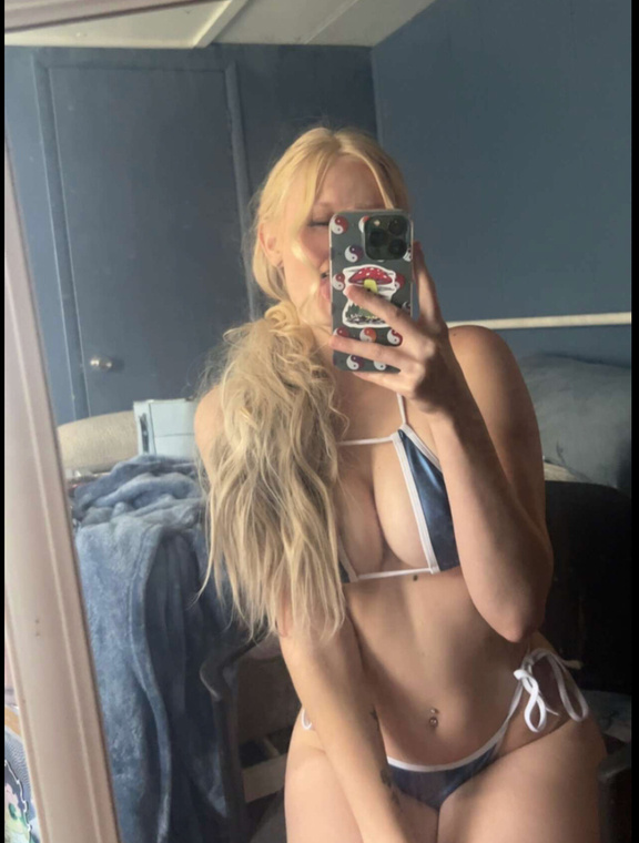 Kikiredmoon Onlyfans pictures