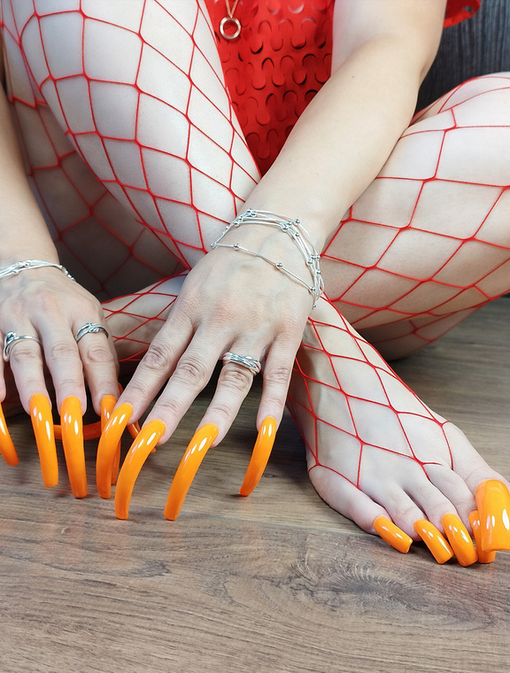 Lora Long Nails Onlyfans pictures 2
